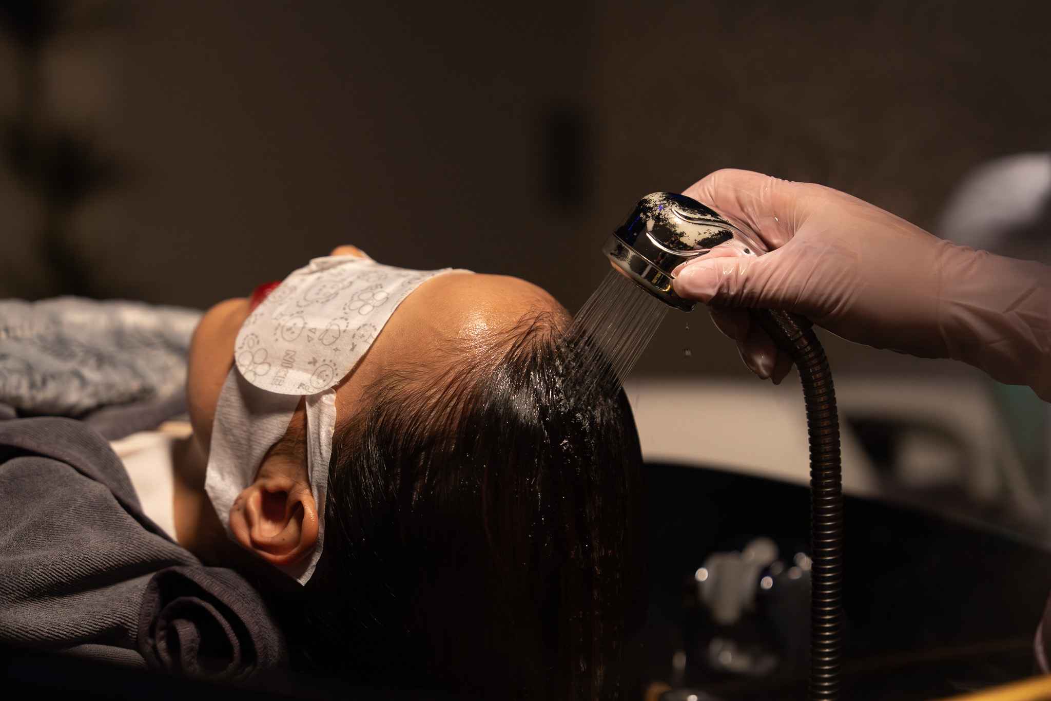 Invita therapist performing a rinse treatment at the Vista location